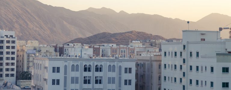 Pečena kamela, frizer in poceni avto. (Oman, 1. dan)
