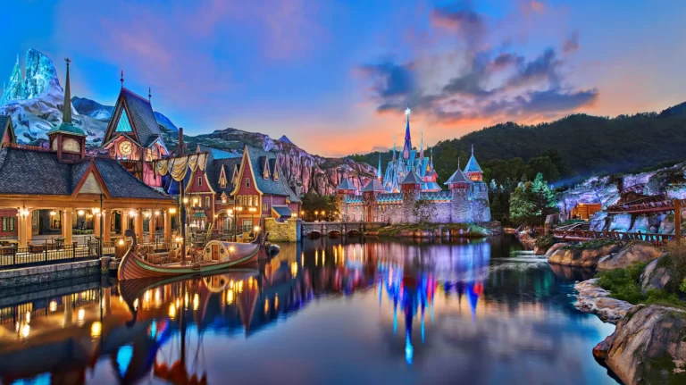 K Elzi in Ani domov (aka Hong Kong Disneyland)