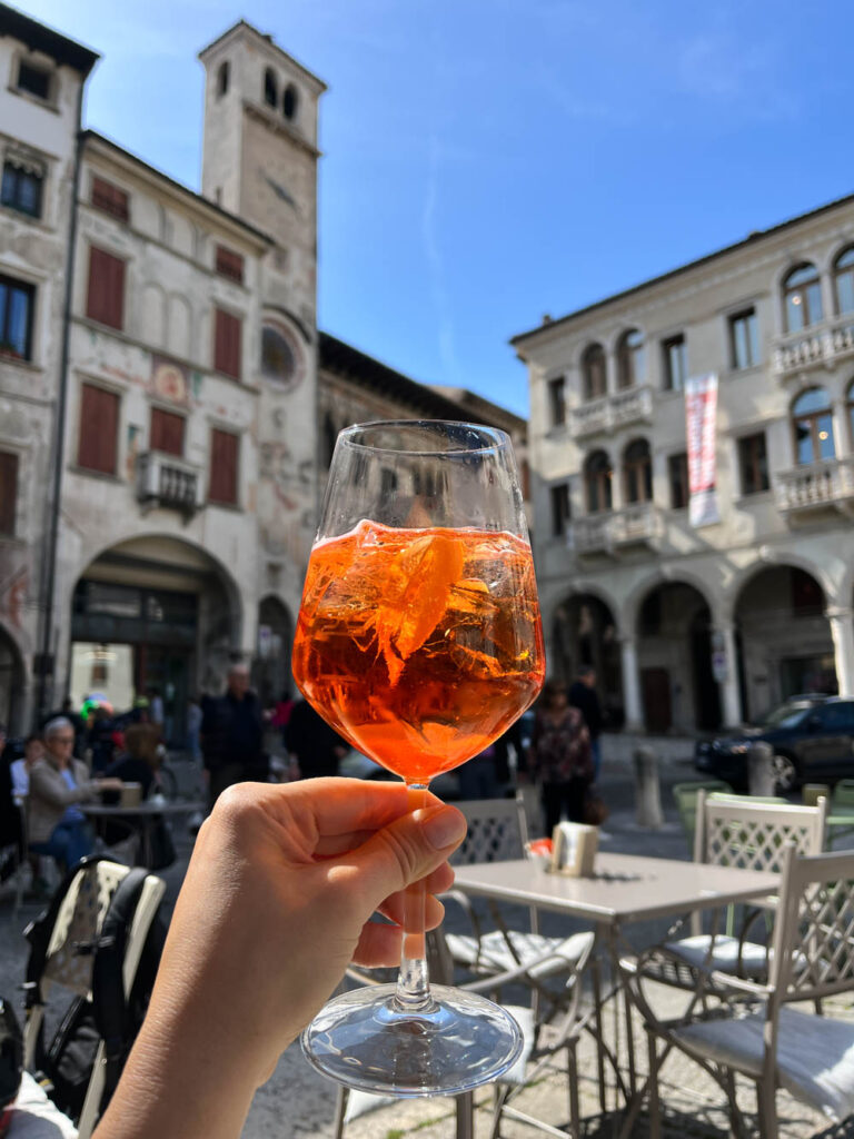 Aperol spritz je tukaj res poceni. Prosecco, Italija